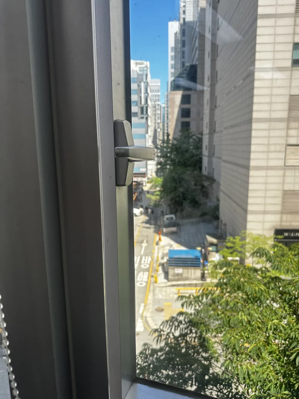 부러진 창문 손잡이 교체 이전 주상복합 고층 알루미늄 창