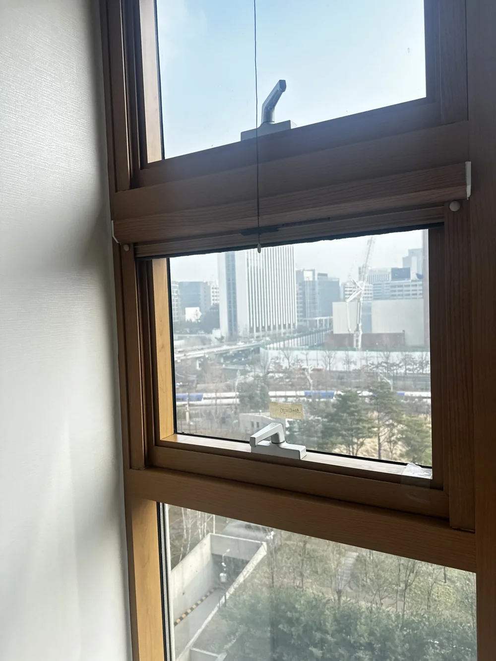 안열리는 프로젝트창 수리 이전 주상복합 목재 프레임 창