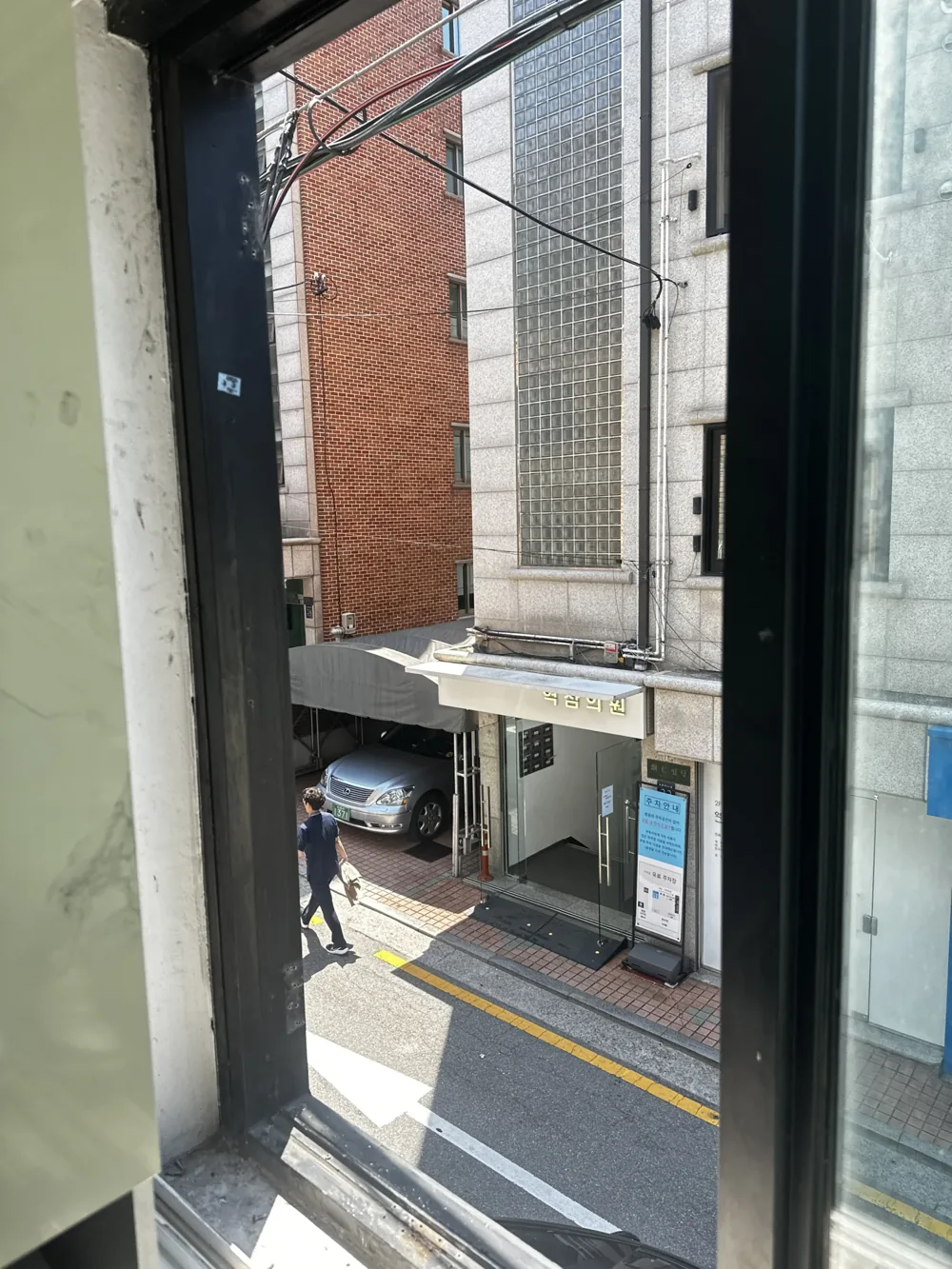 창호 재설치와 정렬 이후 주상복합 창문