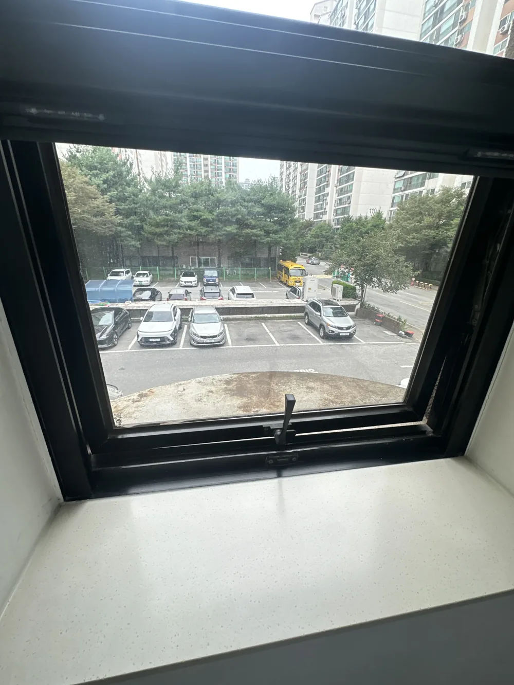 휘어진 샷시창 수리 이전 주상복합 창문